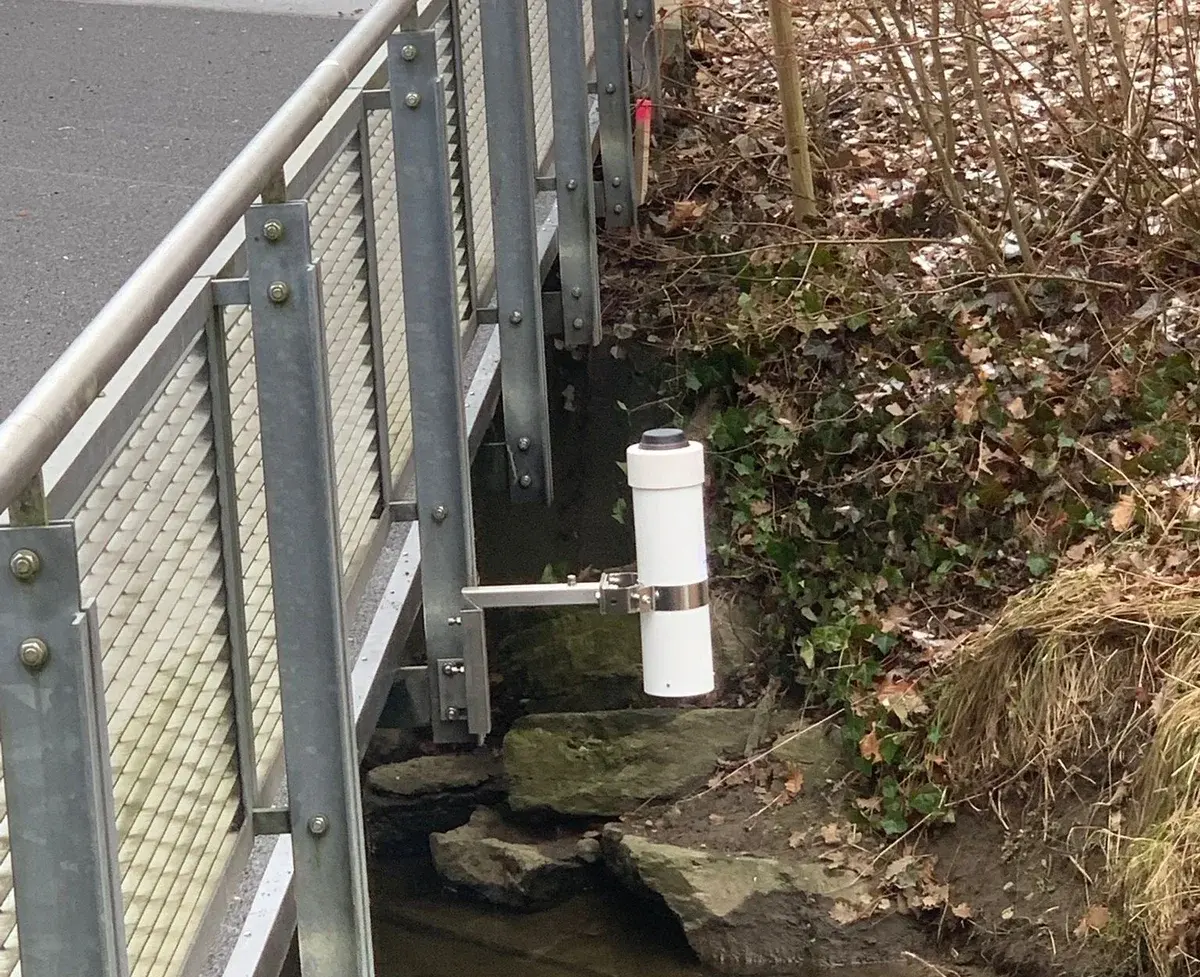 NVR creek Pegelsensor an einer Brücke über einem Bachlauf montiert